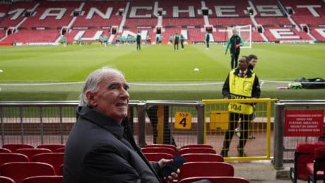 El Chopo Iribar, espectador de lujo en el entrenamiento del Athletic en Old Trafford