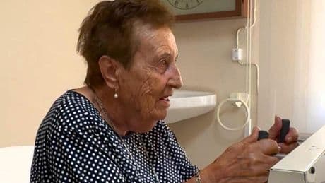 “La prueba de coordinación es la que me da más ansiedad, el coche saldrá de la raya seguro”: la Iaia Angeleta, la famosa superabuela catalana de 94 años, acude a renovarse el carnet de conducir