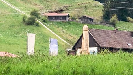Wer steckt dahinter? - Skurrile Skulpturen belagern Touristenorte im Allgäu