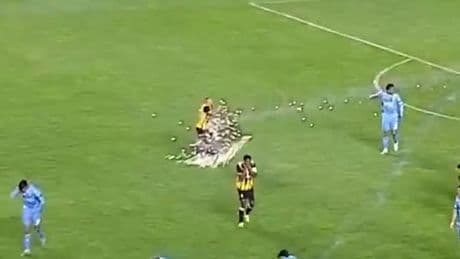 Er geht verletzt vom Platz - Fans beschießen eigenen Spieler mit Böllern