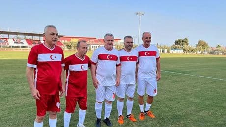 Gençlik ve Spor Bakanı Osman Aşkın Bak, Aydın'da gösteri maçında forma giydi