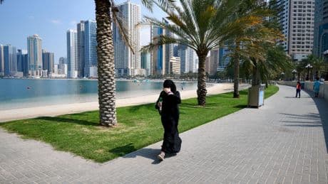 Emiraten willen gevluchte jonge vrouwen terughalen uit Nederland: ‘Je kunt breken met je familie, maar laten ze je wel gaan?’