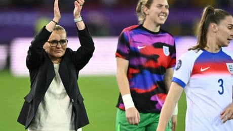 Sarina Wiegman verklaart waarom speelsters na racisme richting Jessica Carter niet meer knielen
