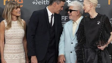 Almodóvar, Buenafuente y Serrat firman un manifiesto a favor del Gobierno de Sánchez