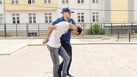 Polise direndi parmağını ısırıp kopardı