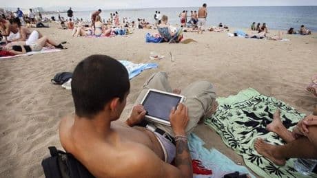 Si estás de vacaciones no tienes que contestar a tu jefe: así te protege la ley