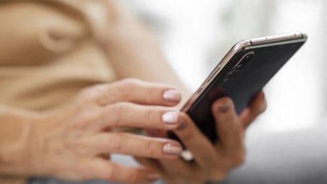 Una mujer logra ser rescatada tras pedir ayuda a una amiga por Whatsapp: su pareja la había encerrado