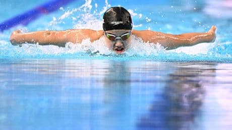 Piepjonge Yu Zidi (12) plaatst zich voor halve finales 200 meter wisselslag en aast op 89 jaar oud record