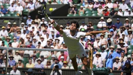 Alcaraz riega su jardín: a la final de Wimbledon