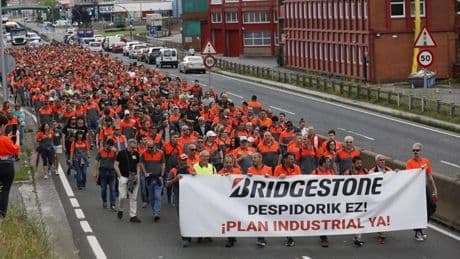 Trabajadores de Bridgestone cortan la carretera hacia Bilbao en su marcha desde la planta de Basauri contra el ERE
