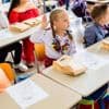 Geflüchtete Ukrainer in der Schule: Was Eltern in Warschau und Berlin über Eingliederung berichten