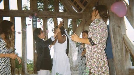 Ils sont amis et se marient : « Ça faisait un moment que je réfléchissais à décentrer l’amour romantique de ma vie »