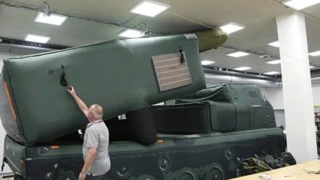 Ucraina, tank gonfiabili inglesi per ingannare i russi. Cosa c'è dietro, tra carenza di armi e tattiche di guerra