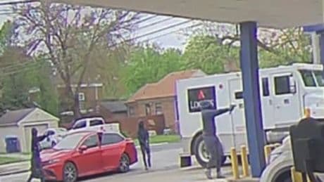 FBI hunting gang of armed robbers who held up Illinois bank in broad daylight
