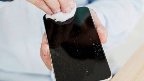 Cómo una pajita puede ayudarte a que tu 'smartphone' esté impecable