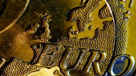Währungen : „Der Dollar ist angeschlagen“ – Wie die schwächelnde US-Währung Europa nutzt