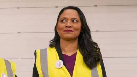 Accusée d’avoir augmenté le loyer d’une de ses maisons, la ministre britannique du sans-abrisme démissionne