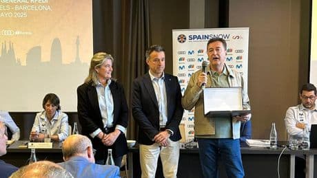 Lugares de Nieve, galardonada con la Placa al Mérito Deportivo de la RFEDI