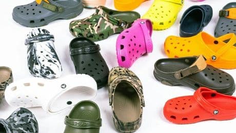 Crocs, fine di un'era? Le azioni crollano del 30% (tra dazi e incertezze commerciali): previsto calo vendite dell'11%