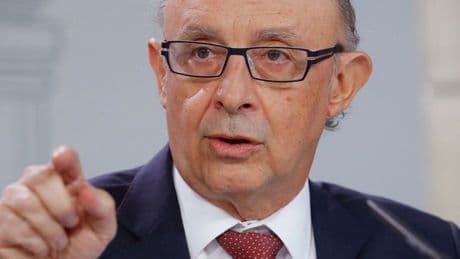 Un juez imputa a Montoro y a nueve exaltos cargos de su ministerio por amañar leyes