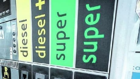 Accise, scatta il riallineamento: cala la benzina e sale il gasolio. Codacons: «Ecco quanto costerà agli automobilisti»