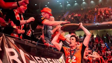 Volleyball-Bundesliga: Meister-Bier aus Schuhen: Berlin Volleys feiern Dominanz