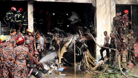 Al menos 19 muertos y 100 heridos en el accidente de un avión militar en Bangladés