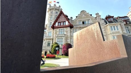 Un Chillida como trípode para las fotos