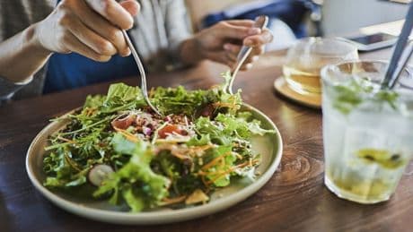 Gesund geglaubt – falsch gedacht: Warum Salat am Abend zur Falle wird