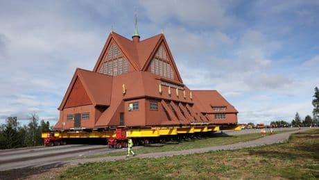 Timelapse shows Swedish 600-tonne church begin three-mile journey to new home