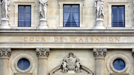 Ce député payait bien mieux une collaboratrice qu’une autre parce qu’elle est sa femme : il a été condamné