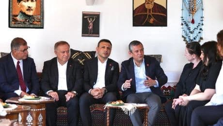 Cemil Tugay, Özgür Özel ile bir araya geldi: 'Şiddeti meşrulaştıran söylemlerle...'