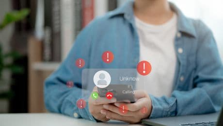 Telemarketing selvaggio, 14 chiamate moleste al mese per ogni italiano: arriva lo scudo anti-truffa