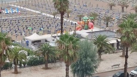 Crisi spiagge in Salento, prezzi da capogiro: 3 euro per l'acqua, 17 per una fresella. E in Puglia i turisti scendono del 15%