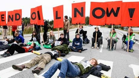 En Norvège, Greta Thunberg et des militants écologistes bloquent une raffinerie pour exiger la fin du pétrole et du gaz