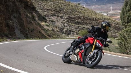 Nueva Ducati Streetfighter V4 S: Al manillar de la hypernaked del país de las maravillas