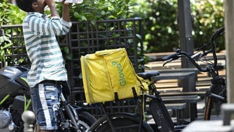 Glovo, il tribunale di Milano condanna il "bonus caldo" per i rider: vanno pagati di più
