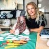 Jacqui (37) verwerkt dierbare kleding tot knuffels en kussens: ‘Stof voelen en ruiken roept herinneringen op’