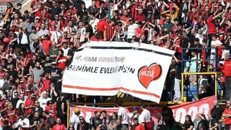 Gençlerbirliği tribününde sürpriz evlilik teklifi!