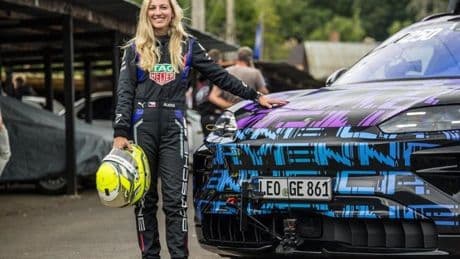 Dolomitas Silenciosos: Gabriela Jílková conquista las cumbres en el Porsche Taycan 4 Cross Turismo