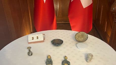 İsviçre, 7 parça tarihi eseri daha Türkiye'ye iade etti