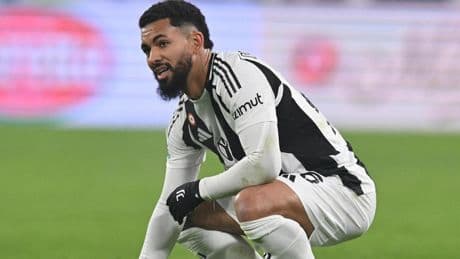 Douglas Luiz lo paga caro