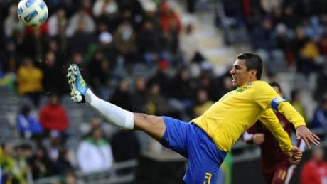 Football: l'ex-défenseur brésilien Lucio sérieuseent brûlé et hospitalisé