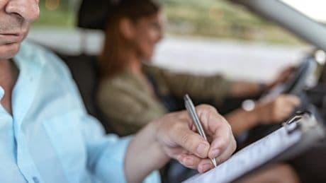 ¿Es legal realizar el examen de conducir con música? Un profesor de autoescuela responde
