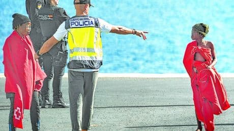 El Supremo amenaza con multar al Gobierno si no se hace cargo de forma urgente de los menores de Canarias