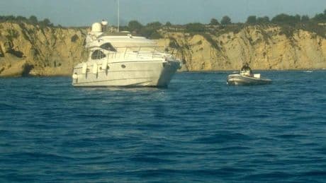 Muere arrollada por la hélice de una embarcación tras caer al mar en Jávea