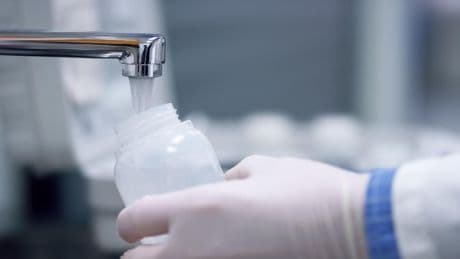 El sencillo truco de la abuela que usa la ciencia para eliminar los microplásticos del agua del grifo