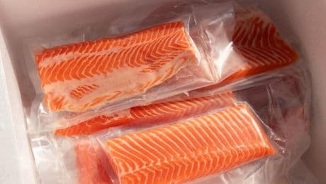 ¿Es buena idea preparar sushi con salmón congelado?