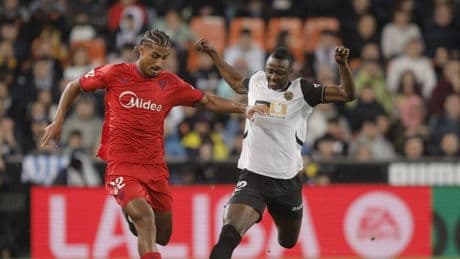 El Leverkusen no se rinde con el sevillista Badé