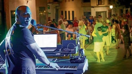 El hombre orquesta de la Alpujarra: la historia de Sergio, que lleva 25 años poniendo a bailar a los pueblos chicos